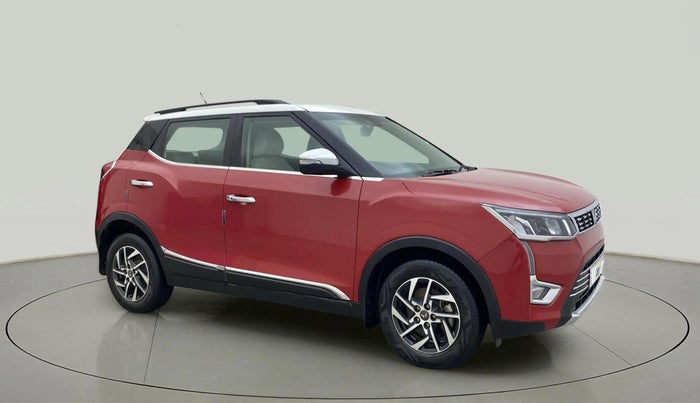 2022 Mahindra XUV300 W8 (O) 1.2 PETROL AMT DUAL TONE, Petrol, Automatic, 30,021 km, Right Front Diagonal