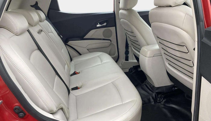 2022 Mahindra XUV300 W8 (O) 1.2 PETROL AMT DUAL TONE, Petrol, Automatic, 30,021 km, Right Side Rear Door Cabin