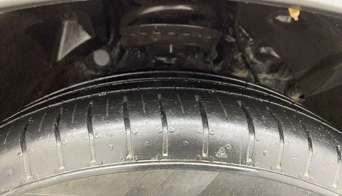 2022 Mahindra XUV300 W8 (O) 1.2 PETROL AMT DUAL TONE, Petrol, Automatic, 30,021 km, Right Front Tyre Tread