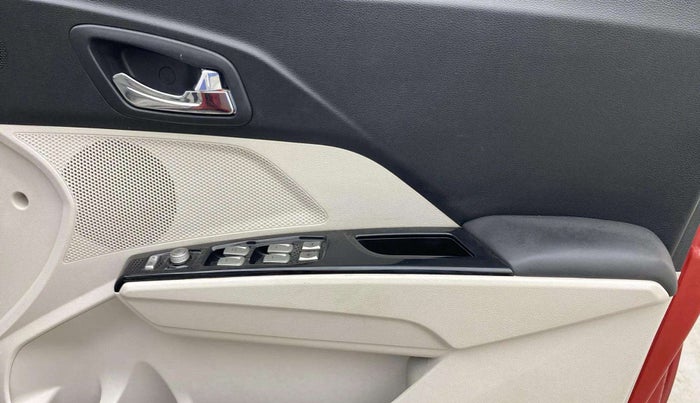 2022 Mahindra XUV300 W8 (O) 1.2 PETROL AMT DUAL TONE, Petrol, Automatic, 30,021 km, Driver Side Door Panels Control