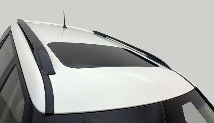 2022 Mahindra XUV300 W8 (O) 1.2 PETROL AMT DUAL TONE, Petrol, Automatic, 30,021 km, Roof