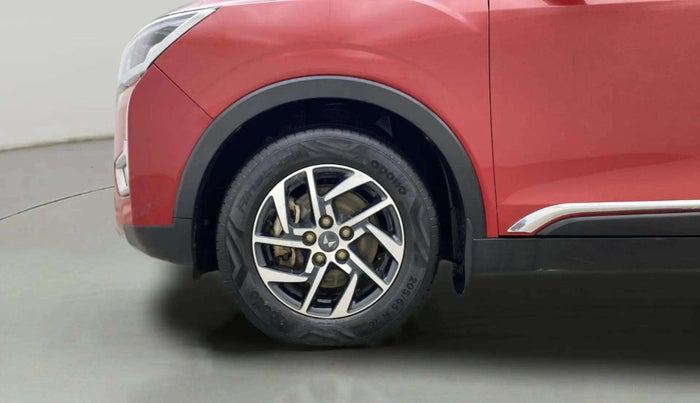 2022 Mahindra XUV300 W8 (O) 1.2 PETROL AMT DUAL TONE, Petrol, Automatic, 30,021 km, Left Front Wheel