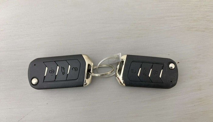2022 Mahindra XUV300 W8 (O) 1.2 PETROL AMT DUAL TONE, Petrol, Automatic, 30,021 km, Key Close Up