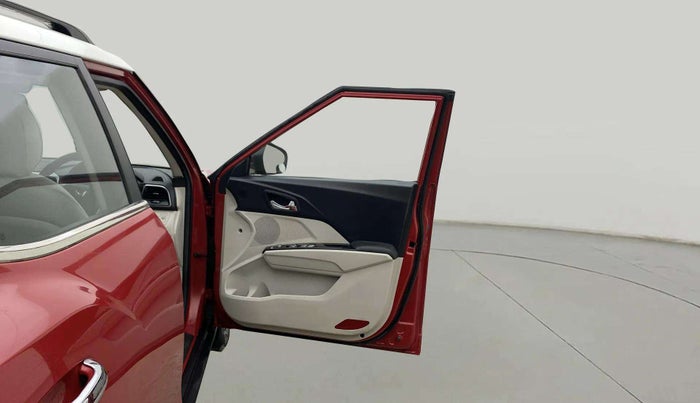 2022 Mahindra XUV300 W8 (O) 1.2 PETROL AMT DUAL TONE, Petrol, Automatic, 30,021 km, RHS Front Door