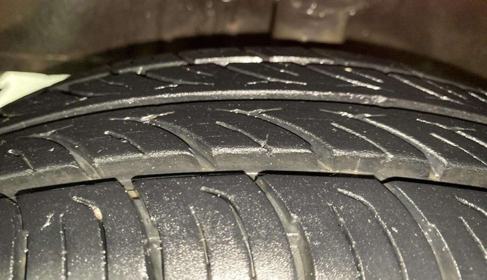 2014 Hyundai Eon ERA +, Petrol, Manual, 59,936 km, Left Front Tyre Tread
