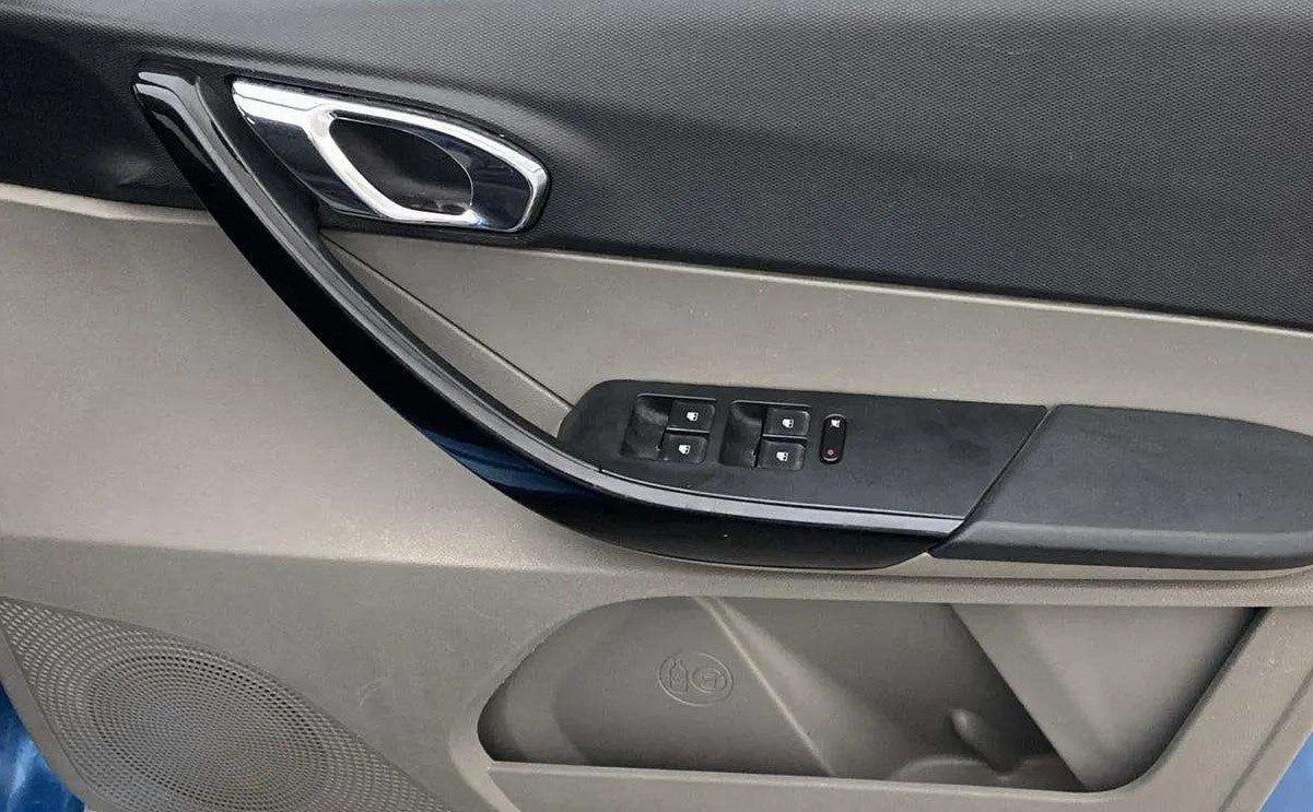 Driver-side-door-panel-control-39