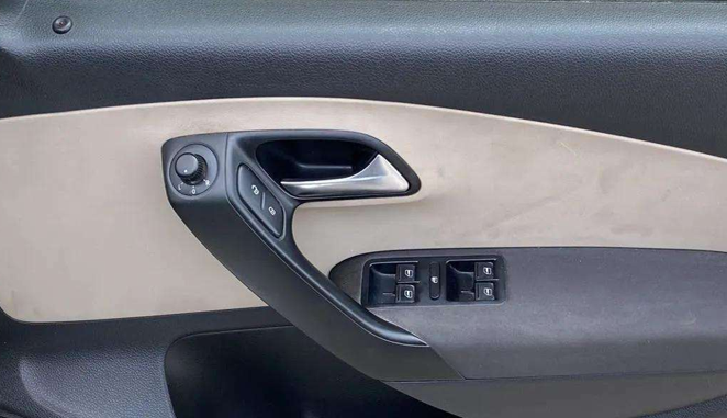 2013 Volkswagen Polo HIGHLINE1.2L, Petrol, Manual, 56,428 km, Right front window switch / handle - Power window makes minor noise