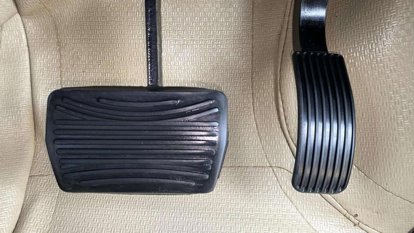 2021 Mahindra XUV500 W7 AT, Diesel, Automatic, 38,568 km, Pedals