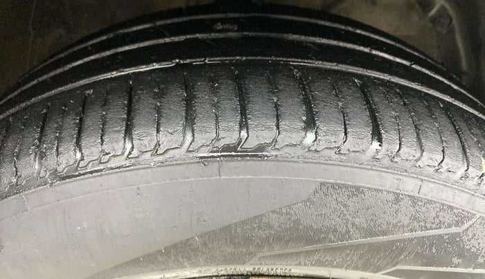 2022 Maruti Swift VXI AMT, Petrol, Automatic, 60,254 km, Right Front Tyre Tread