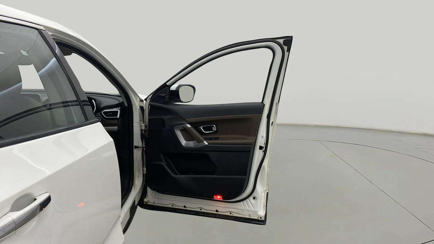 2020 Tata Harrier XZA 2.0L, Diesel, Automatic, 61,207 km, RHS Front Door