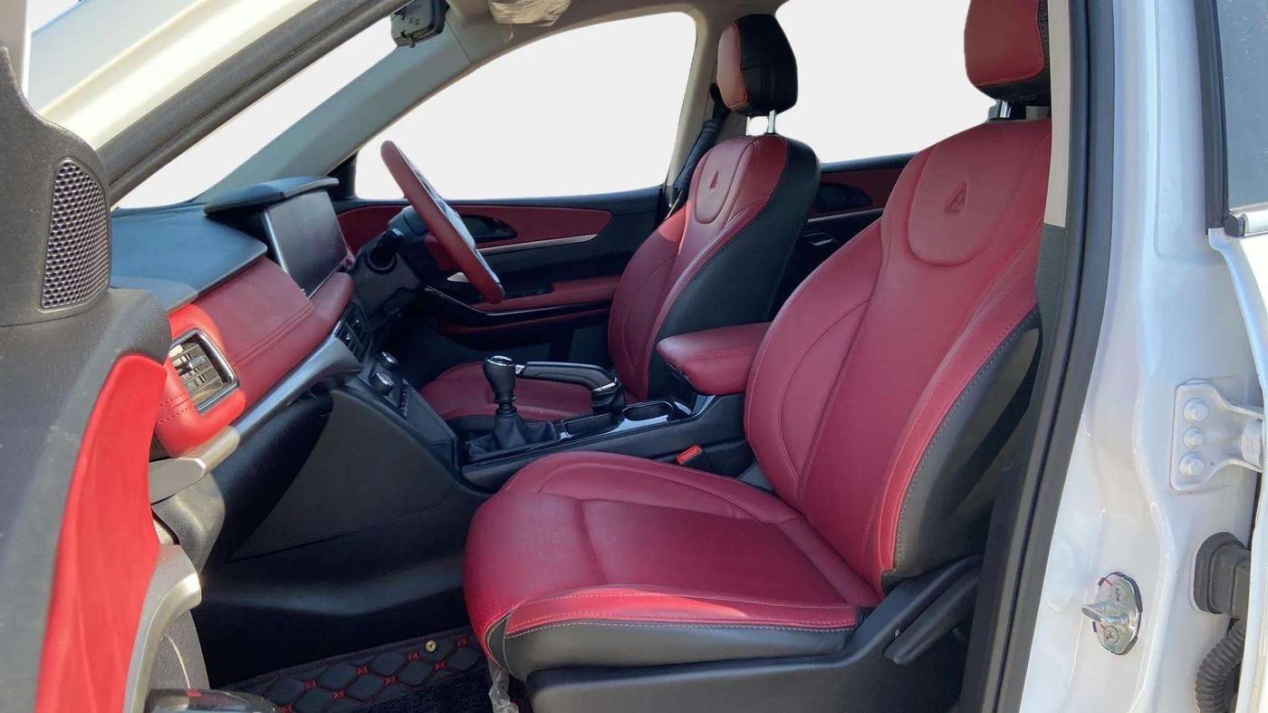 2022 Mahindra XUV700 AX 5 P MT 5 STR, Petrol, Manual, 35,075 km, Right Side Front Door Cabin