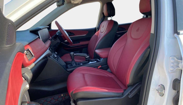 2022 Mahindra XUV700 AX 5 P MT 5 STR, Petrol, Manual, 34,952 km, Right Side Front Door Cabin