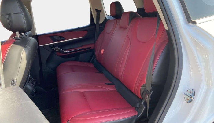 2022 Mahindra XUV700 AX 5 P MT 5 STR, Petrol, Manual, 34,952 km, Right Side Rear Door Cabin