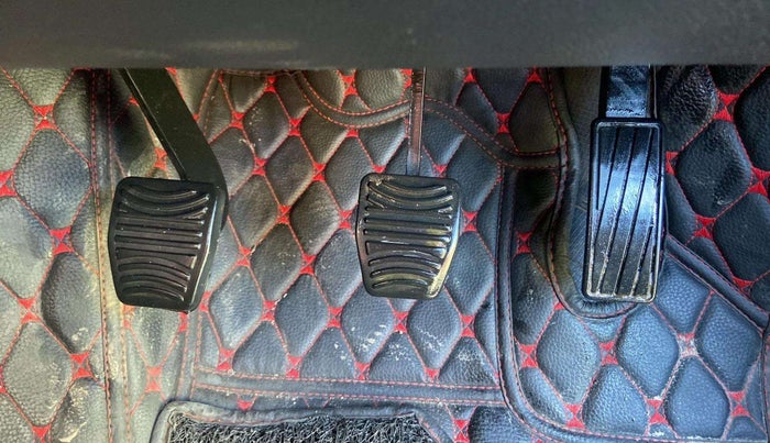 2022 Mahindra XUV700 AX 5 P MT 5 STR, Petrol, Manual, 34,952 km, Pedals