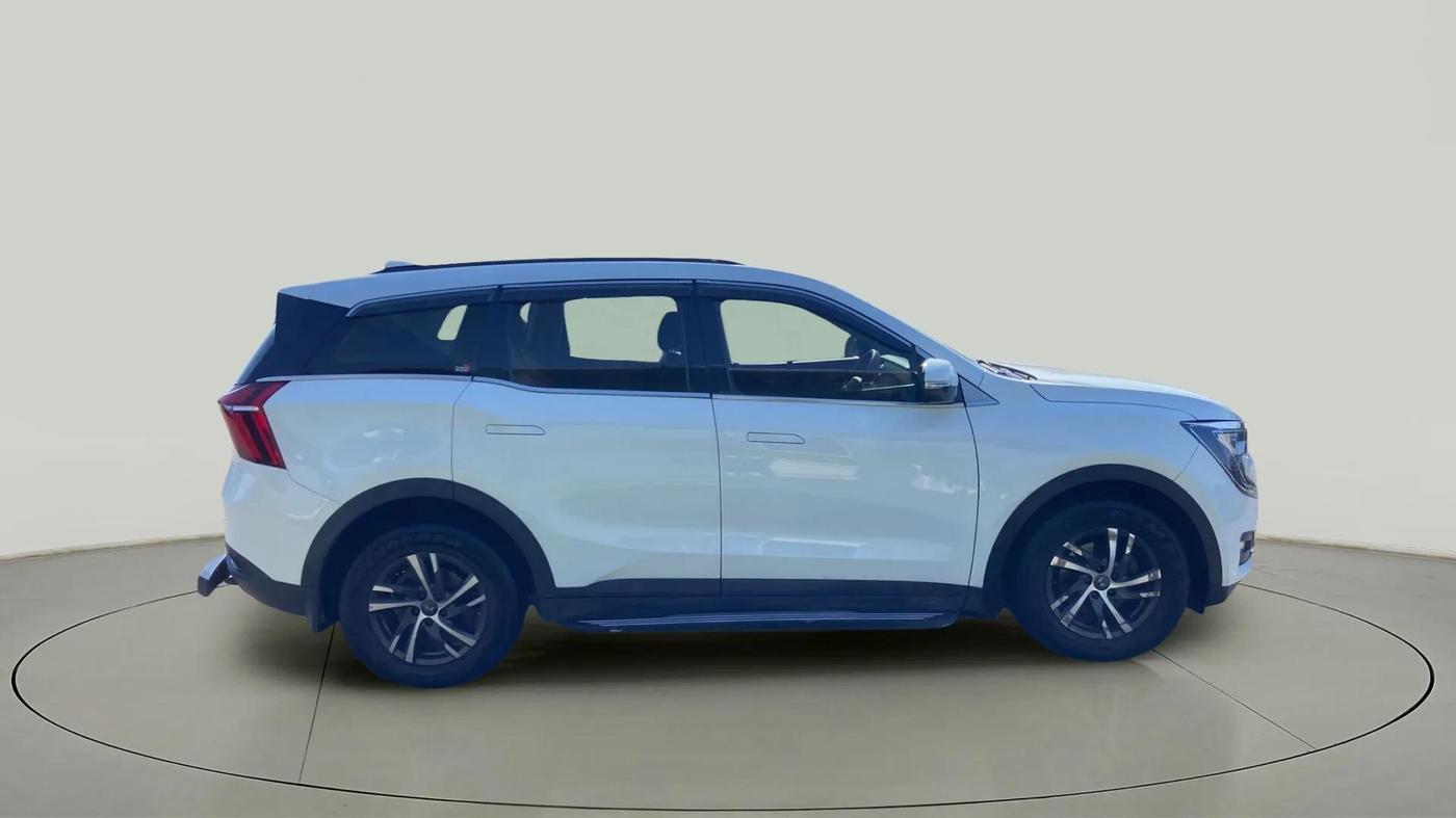 2022 Mahindra XUV700 AX 5 P MT 5 STR, Petrol, Manual, 35,075 km, Right Side View