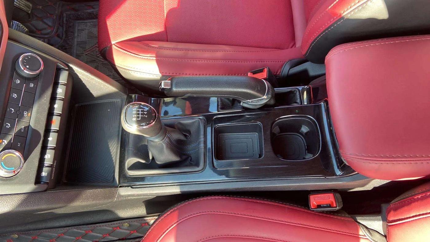 2022 Mahindra XUV700 AX 5 P MT 5 STR, Petrol, Manual, 35,075 km, Gear Lever