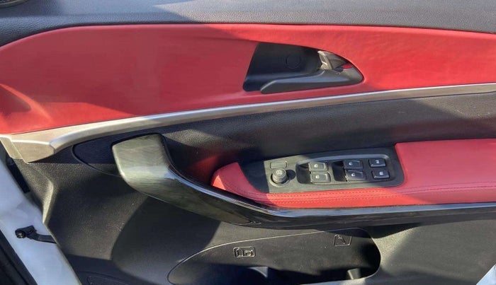 2022 Mahindra XUV700 AX 5 P MT 5 STR, Petrol, Manual, 34,952 km, Driver Side Door Panels Control
