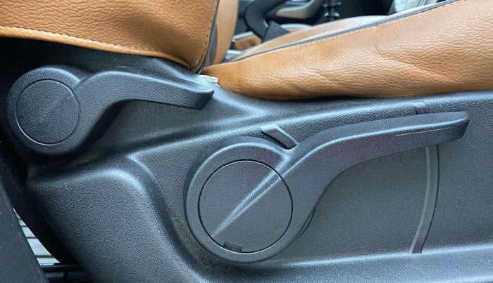 2018 Mahindra XUV500 W9, Diesel, Manual, 77,569 km, Driver Side Adjustment Panel