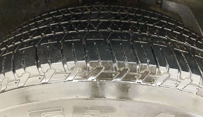 2018 Mahindra XUV500 W9, Diesel, Manual, 77,569 km, Right Front Tyre Tread
