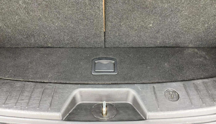 2018 Mahindra XUV500 W9, Diesel, Manual, 77,569 km, Boot Inside