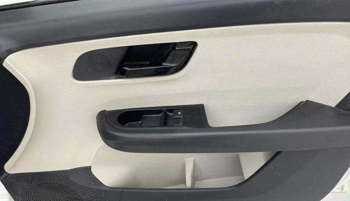 2022 Tata ALTROZ XE PLUS PETROL, Petrol, Manual, 33,250 km, Driver Side Door Panels Control