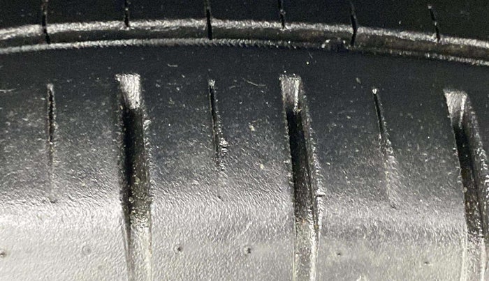 2021 Maruti Baleno ZETA PETROL 1.2, Petrol, Manual, 35,043 km, Right Front Tyre Tread
