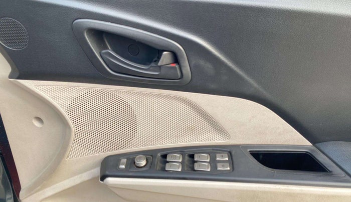 2021 Mahindra XUV300 W6 1.5 Diesel, Diesel, Manual, 76,670 km, Driver Side Door Panels Control