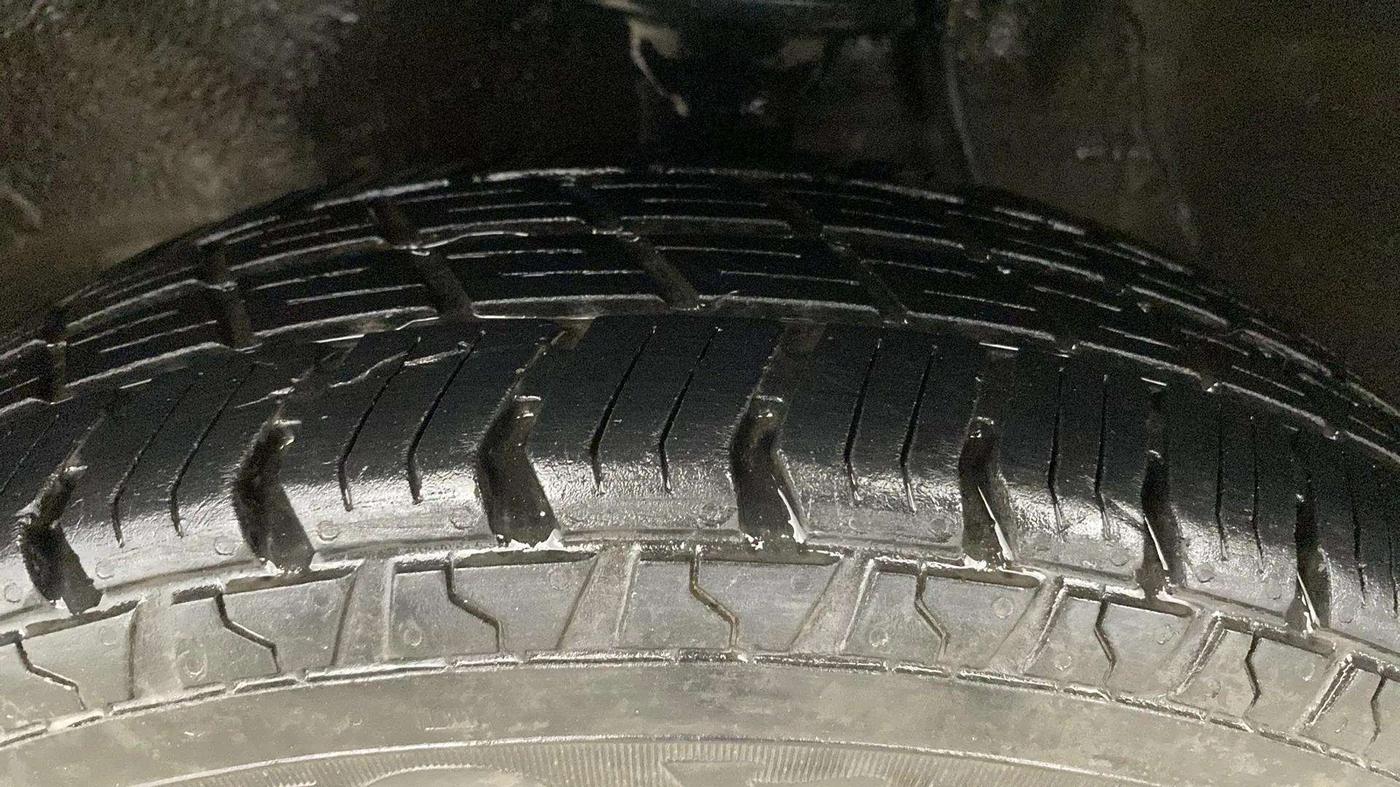 2017 Maruti Alto 800 VXI, Petrol, Manual, 56,011 km, Left Front Tyre Tread