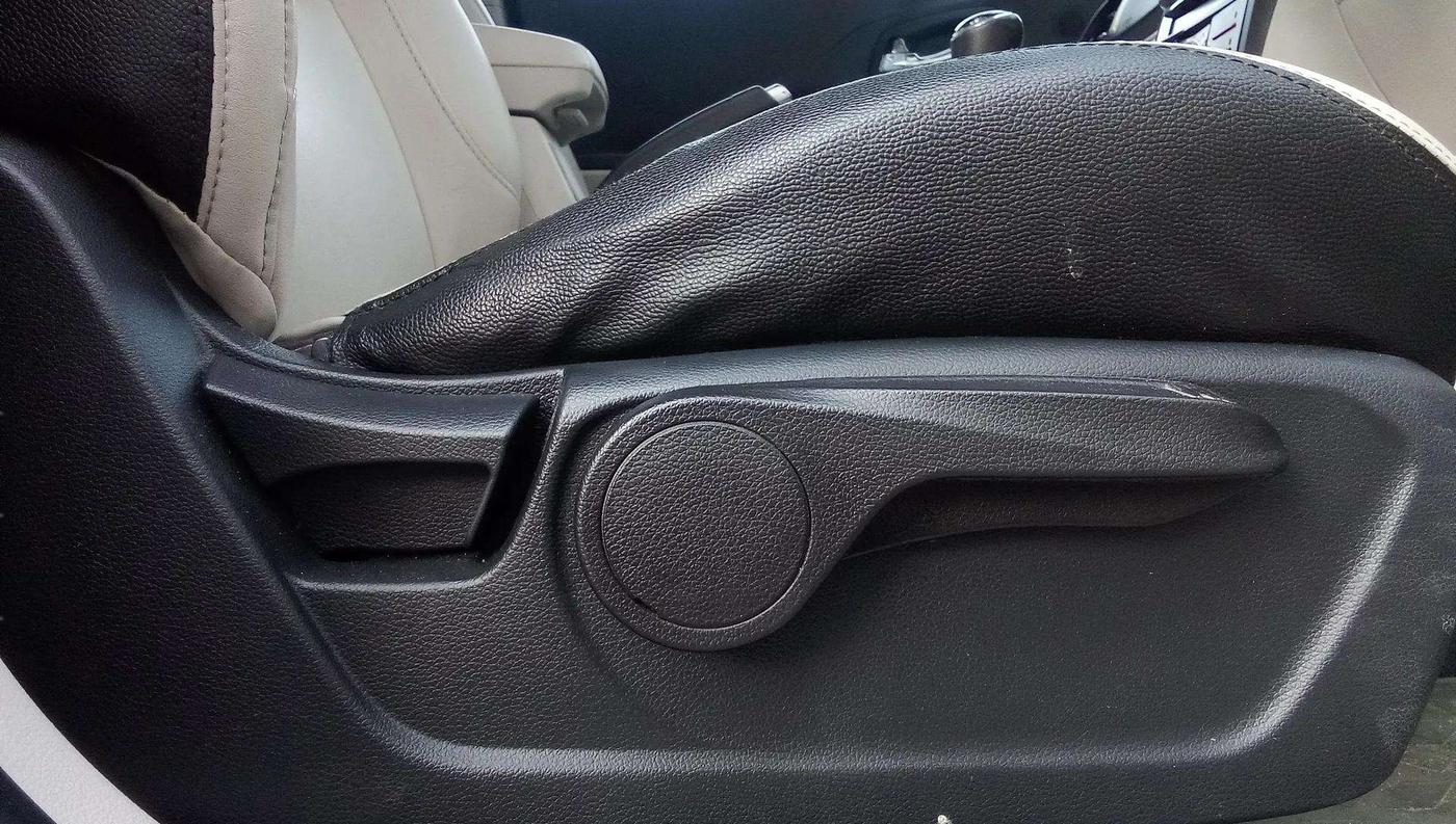 2023 Mahindra XUV300 W8 1.5 DIESEL, Diesel, Manual, 57,671 km, Driver Side Adjustment Panel