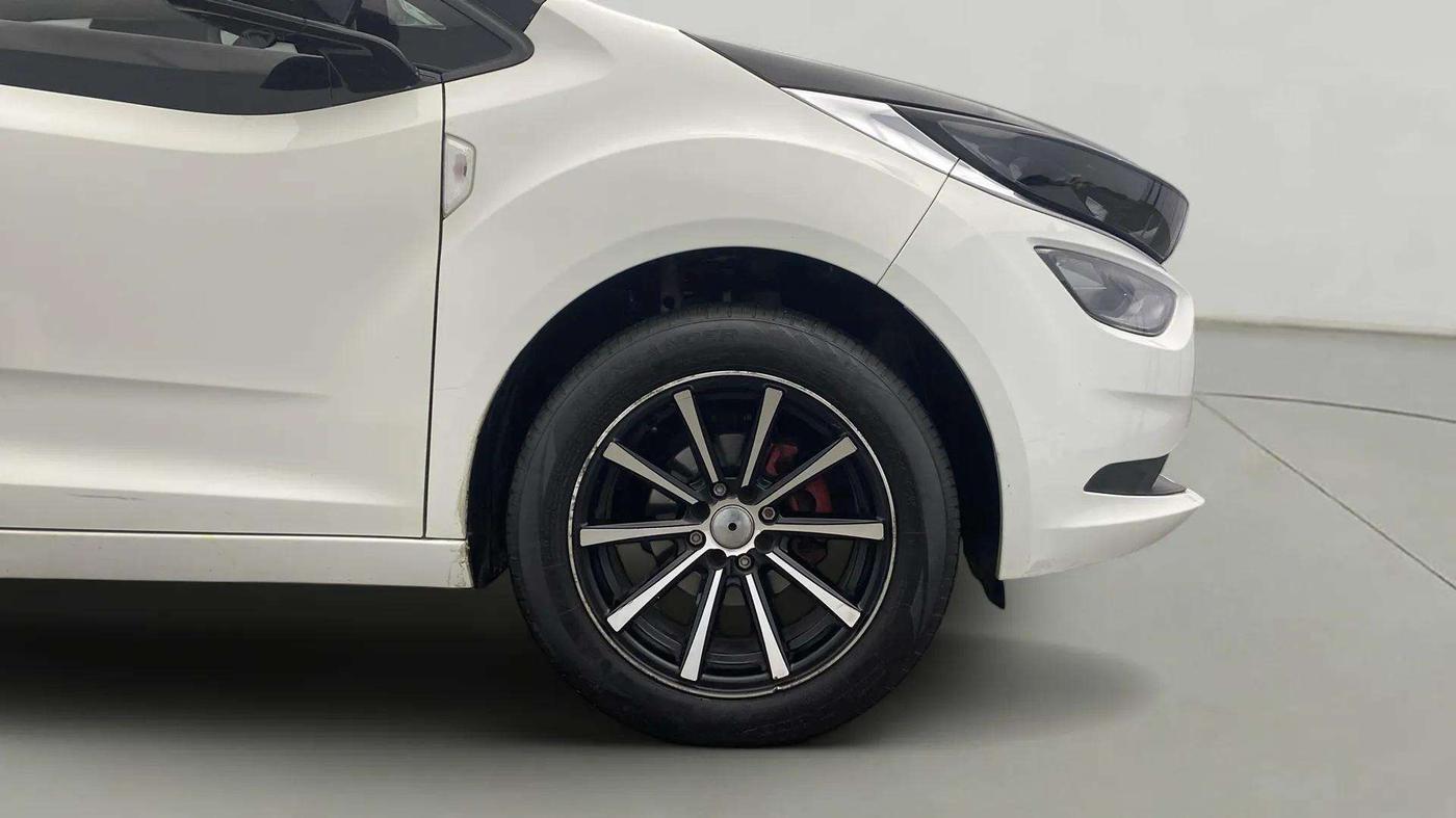 2023 Tata ALTROZ XM PLUS CNG, CNG, Manual, 31,277 km, Right Front Wheel