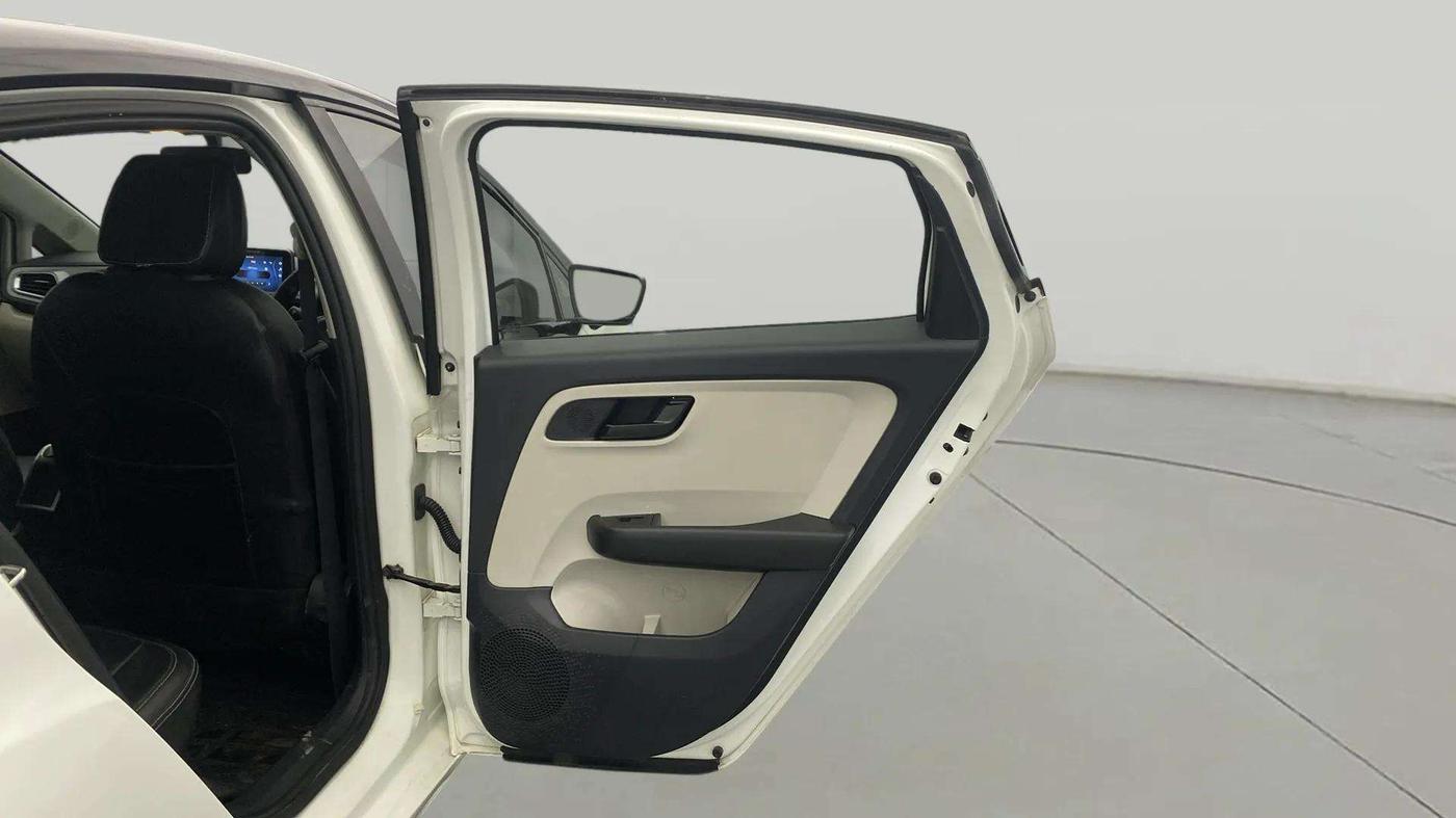 2023 Tata ALTROZ XM PLUS CNG, CNG, Manual, 31,277 km, RHS Rear Door