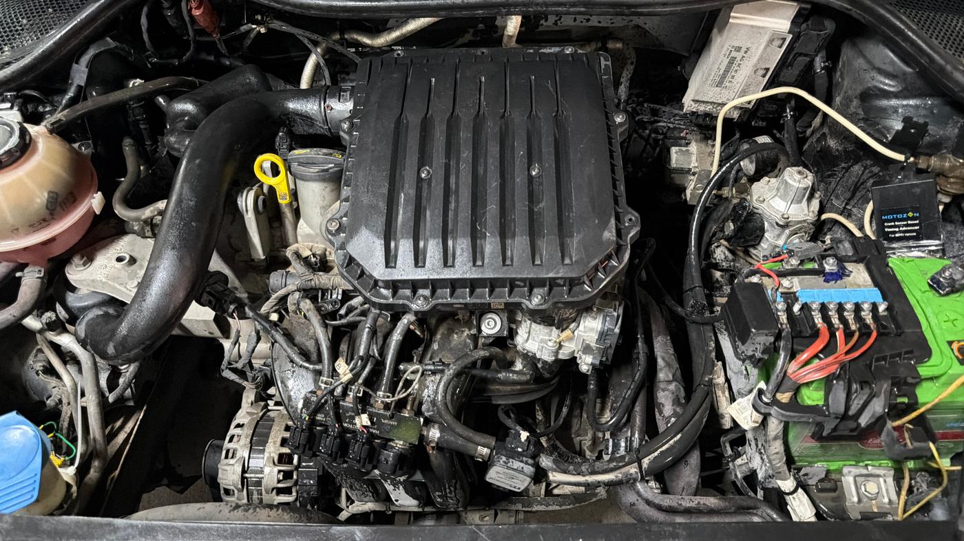 2018 Volkswagen Ameo TRENDLINE 1.0L, CNG, Manual, 1,16,838 km, Engine View