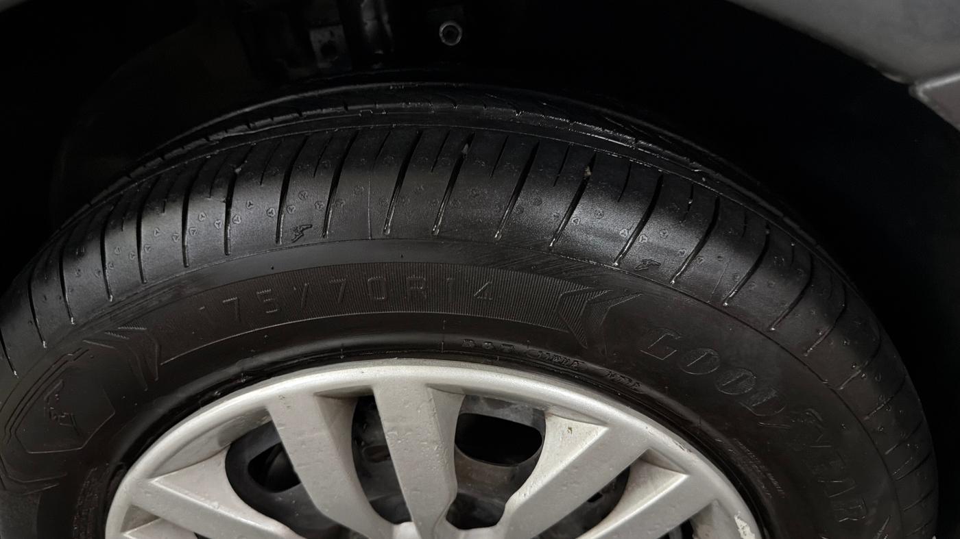 2018 Volkswagen Ameo TRENDLINE 1.0L, CNG, Manual, 1,16,838 km, Right Front Tyre Tread