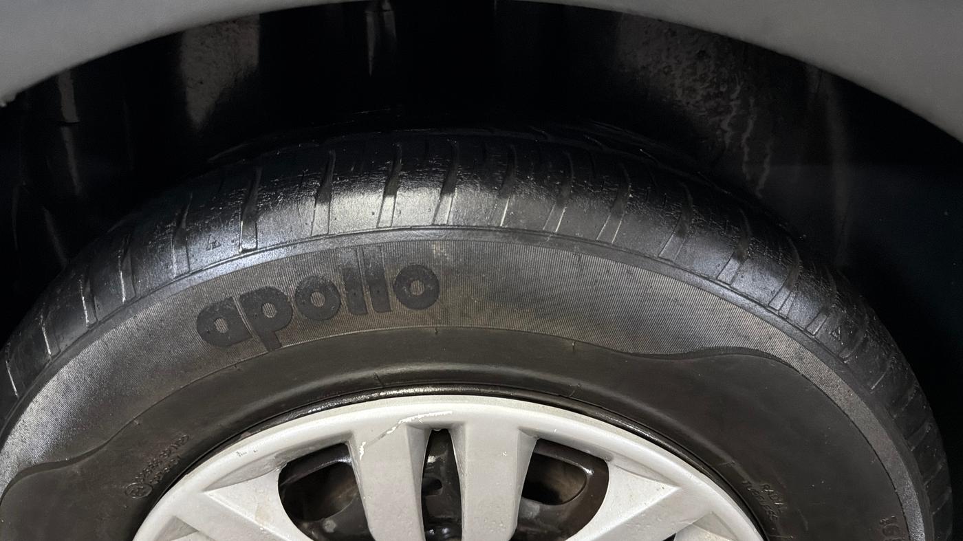 2018 Volkswagen Ameo TRENDLINE 1.0L, CNG, Manual, 1,16,838 km, Right Rear Tyre Tread