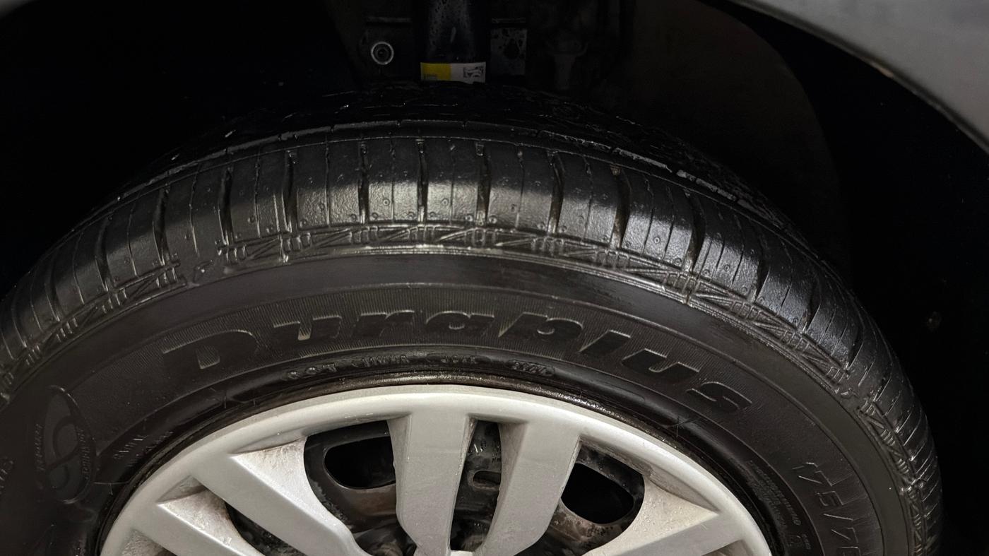 2018 Volkswagen Ameo TRENDLINE 1.0L, CNG, Manual, 1,16,838 km, Left Front Tyre Tread