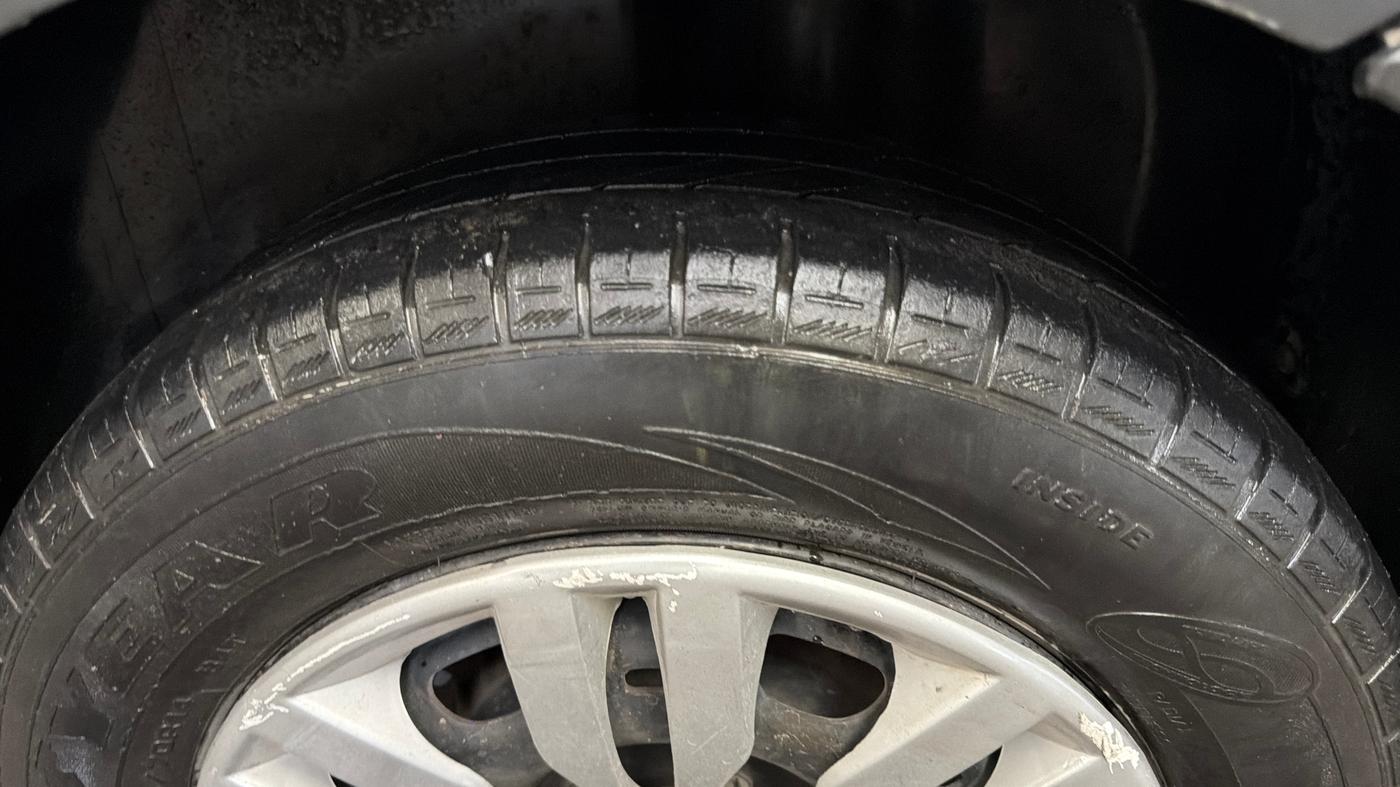 2018 Volkswagen Ameo TRENDLINE 1.0L, CNG, Manual, 1,16,838 km, Left Rear Tyre Tread