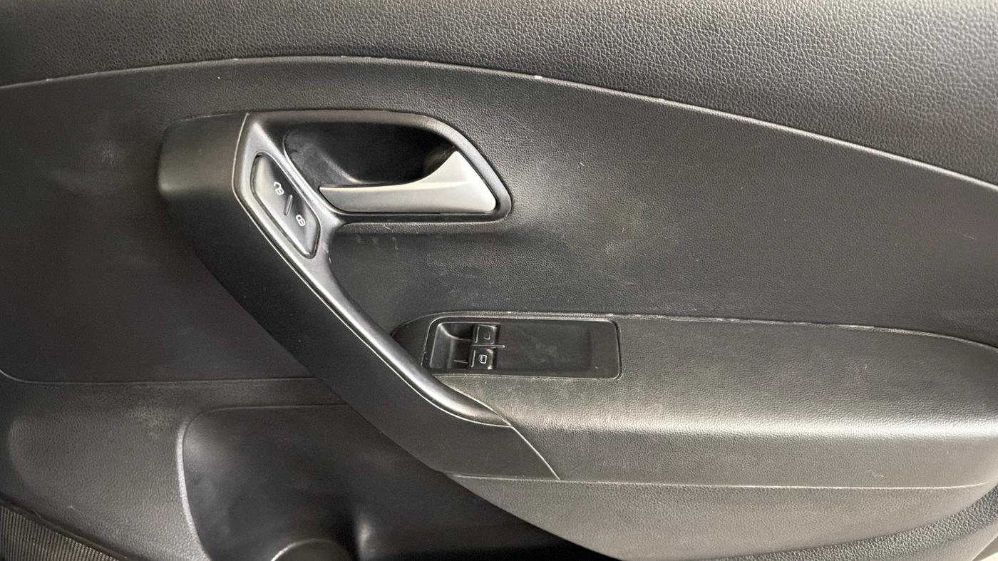 2018 Volkswagen Ameo TRENDLINE 1.0L, CNG, Manual, 1,16,838 km, Driver Side Door Panels Control