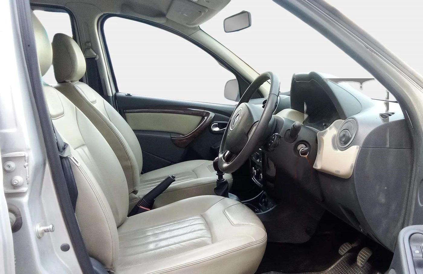 2013 Renault Duster 110 PS RXZ DIESEL, Diesel, Manual, 82,903 km, Right Side Front Door Cabin