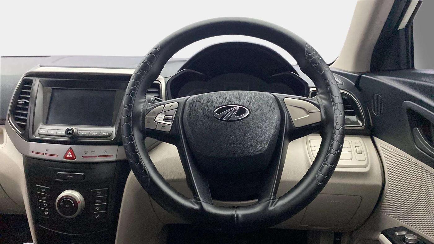2021 Mahindra XUV300 W6 1.2 PETROL AMT, Petrol, Automatic, 32,837 km, Steering Wheel Close Up