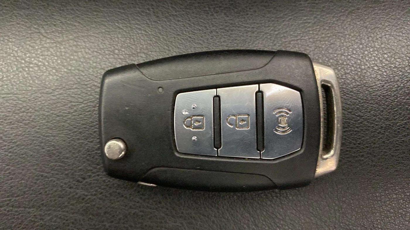 2021 Mahindra XUV300 W6 1.2 PETROL AMT, Petrol, Automatic, 32,837 km, Key Close Up