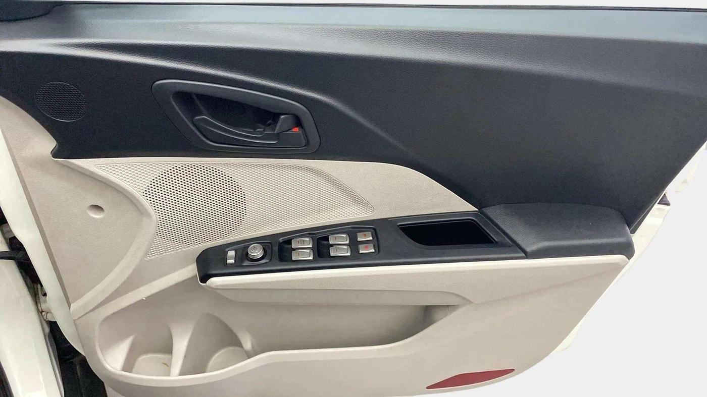 2021 Mahindra XUV300 W6 1.2 PETROL AMT, Petrol, Automatic, 32,837 km, Driver Side Door Panels Control
