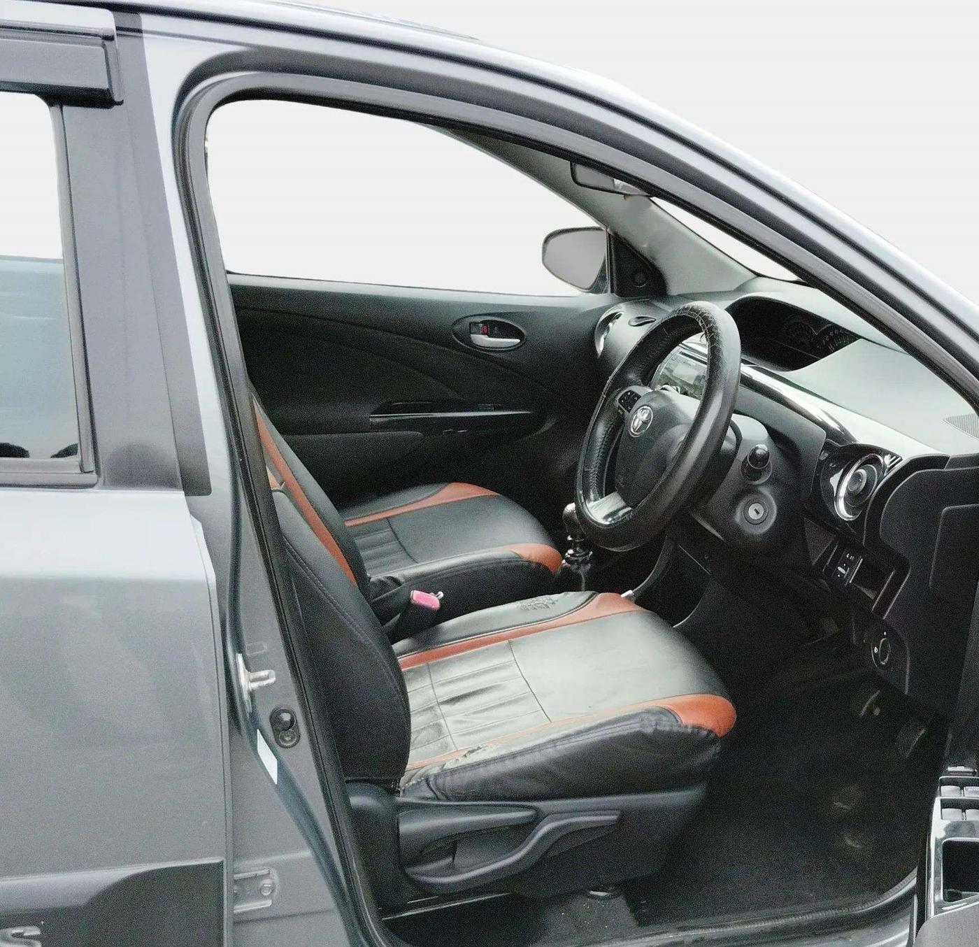 2014 Toyota Etios CROSS 1.4 VD, Diesel, Manual, 1,37,212 km, Right Side Front Door Cabin