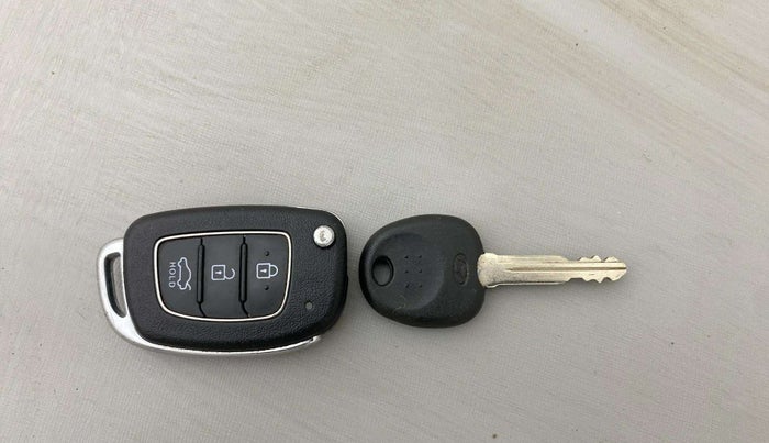 2021 Hyundai AURA S 1.2, Petrol, Manual, 59,639 km, Key Close Up