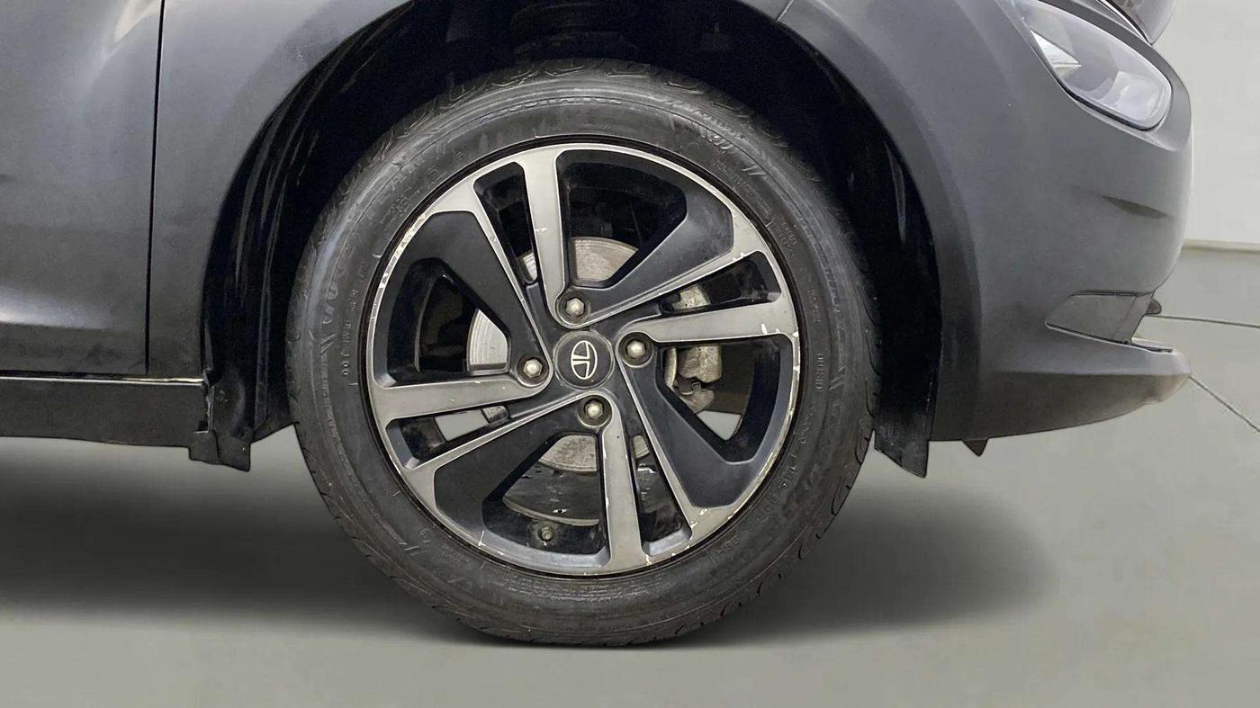 2022 Tata ALTROZ XZA PLUS DARK EDTION, Petrol, Automatic, 25,180 km, Right Front Wheel