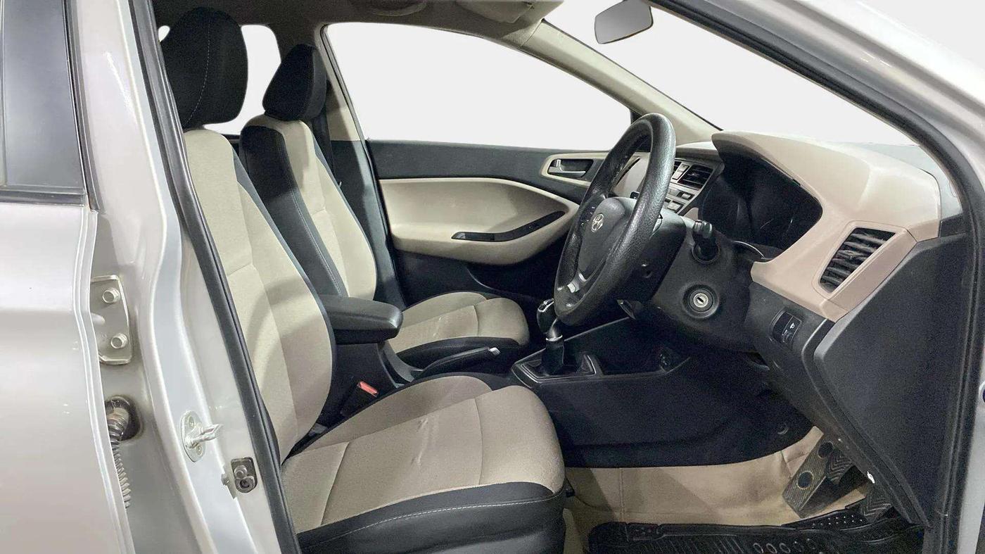 2014 Hyundai Elite i20 MAGNA 1.4 CRDI, Diesel, Manual, 75,568 km, Right Side Front Door Cabin