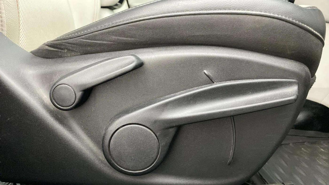 2018 Jeep Compass LIMITED 2.0 DIESEL 4X4, Diesel, Manual, 1,00,217 km, Driver Side Adjustment Panel