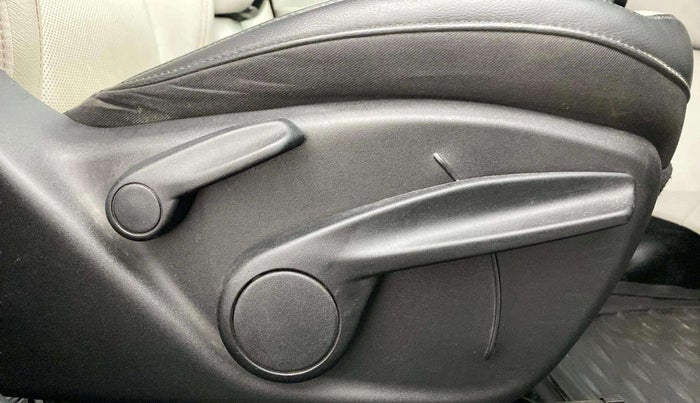 2018 Jeep Compass LIMITED 2.0 DIESEL 4X4, Diesel, Manual, 1,00,125 km, Driver Side Adjustment Panel