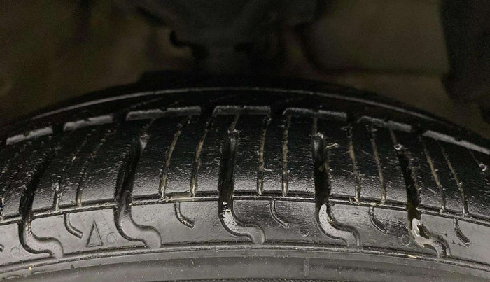 2016 Maruti Celerio VXI CNG, CNG, Manual, 57,305 km, Right Front Tyre Tread
