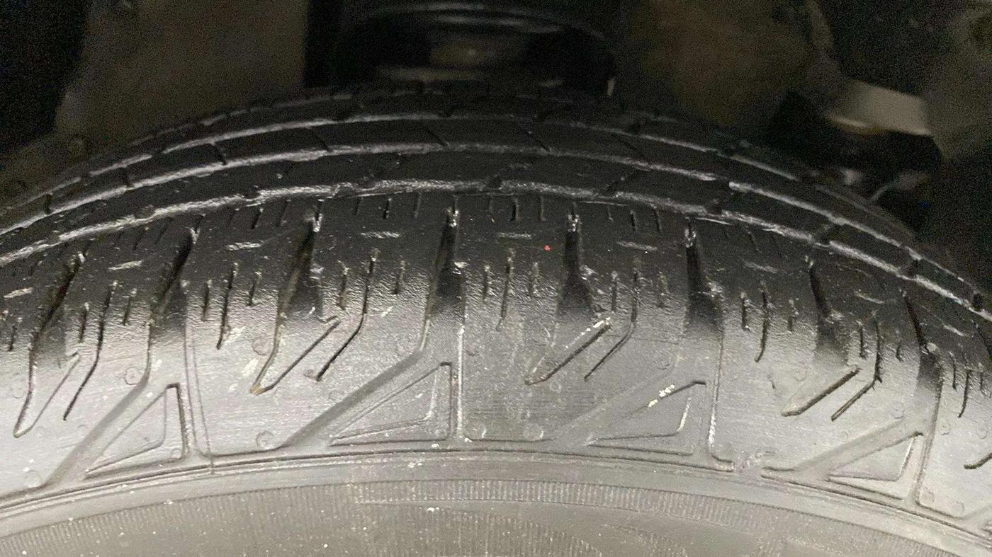 2023 Mahindra BOLERO NEO N 8, Diesel, Manual, 24,836 km, Right Front Tyre Tread