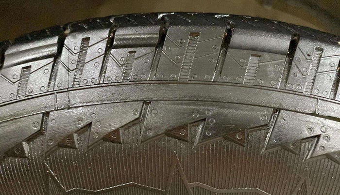 2021 Mahindra Thar LX PETROL HT 4WD AT, Petrol, Automatic, 24,606 km, Right Front Tyre Tread